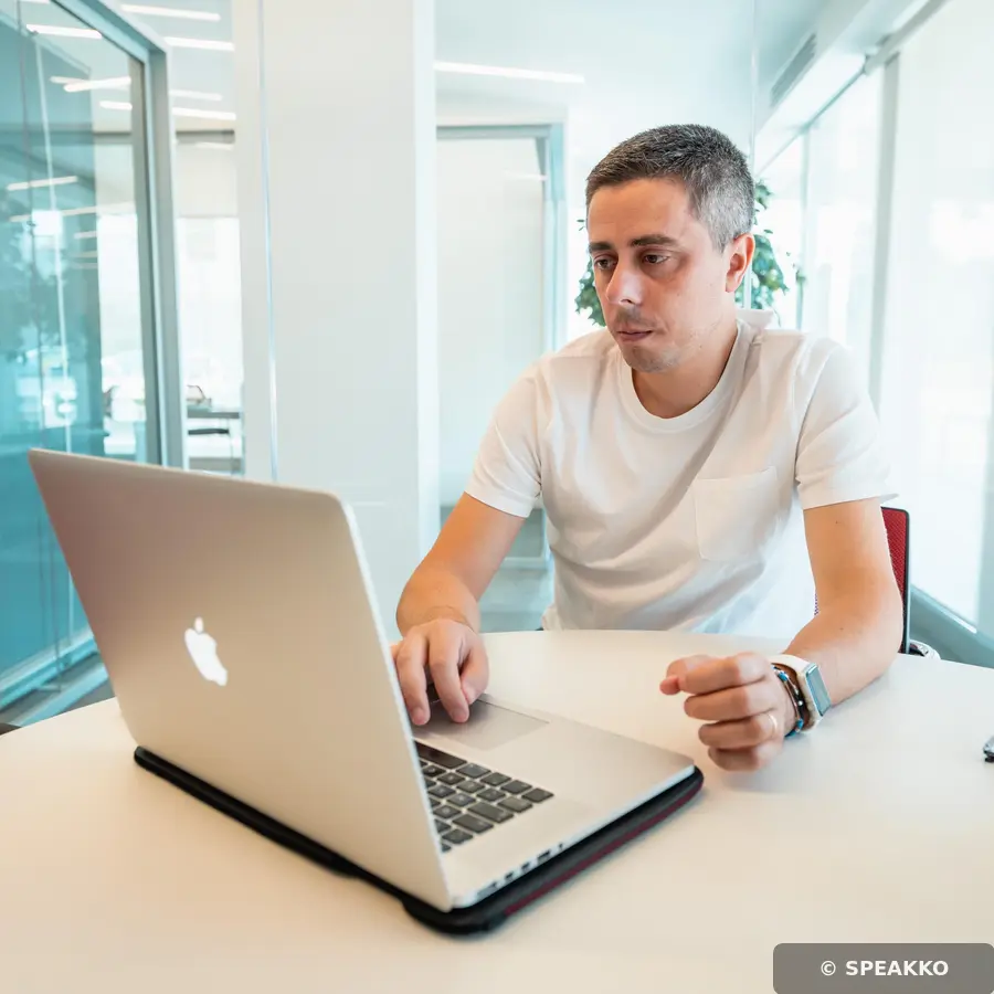 Gabriele Capedri, consulente organizzativo, al lavoro