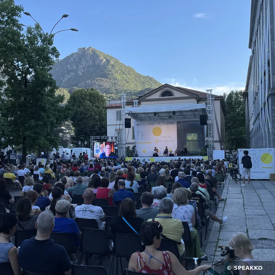 Piazza gremita durante il Lecco Film Fest
